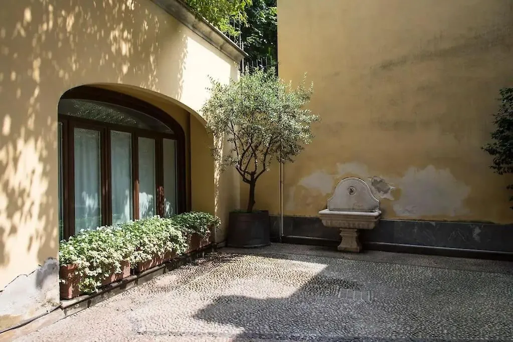 Hidden Retreat - Duomo Apartment Milan 0*,